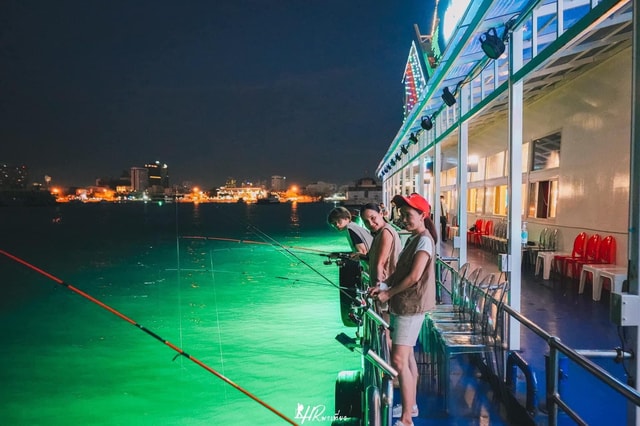 Pattaya: Floating Dinner Yacht Experience with Live Show
