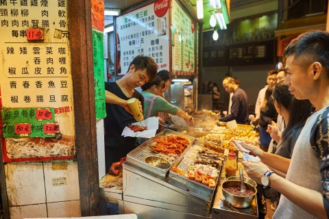 Uczta ulicznego jedzenia w Hongkongu
