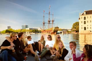 Amsterdam:1,5-stündige Grachtenfahrt ortskundiger Guide, Getränke & Snacks