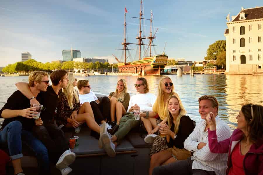 Amsterdam:1,5-stündige Grachtenfahrt ortskundiger Guide, Getränke & Snacks. Foto: GetYourGuide