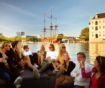 Amsterdam:1.5-Hour Canal Cruise local Guide, Drinks & Snacks
