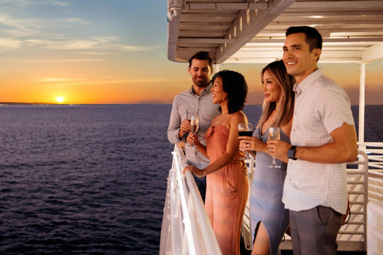 Rhodes : Croisière au coucher du soleil avec musique live, vin et buffet grec