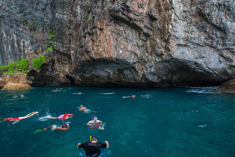 Khaolak: wczesny lot na wyspę Phi Phi i do zatoki Maya z lunchem8:00 Wycieczka