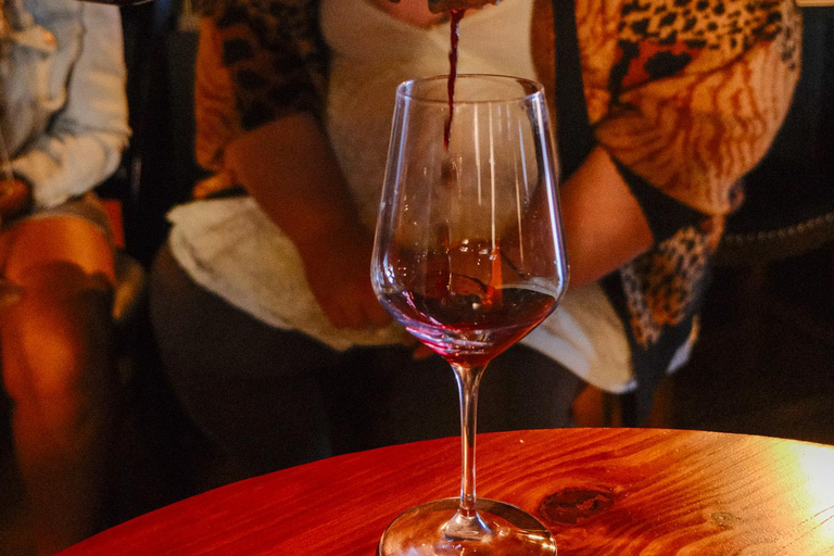 سولفانج جولة في النبيذ والجريمة الحقيقية مع مشروبات مشمولة