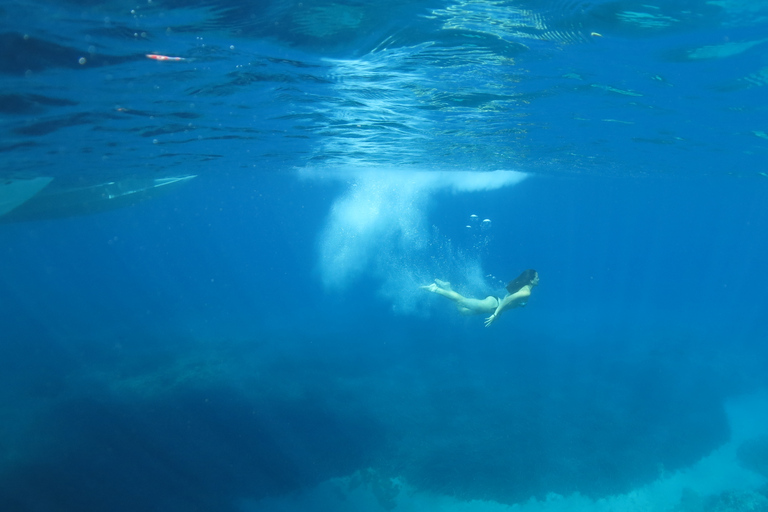 Atenas: crucero privado con snorkel y natación