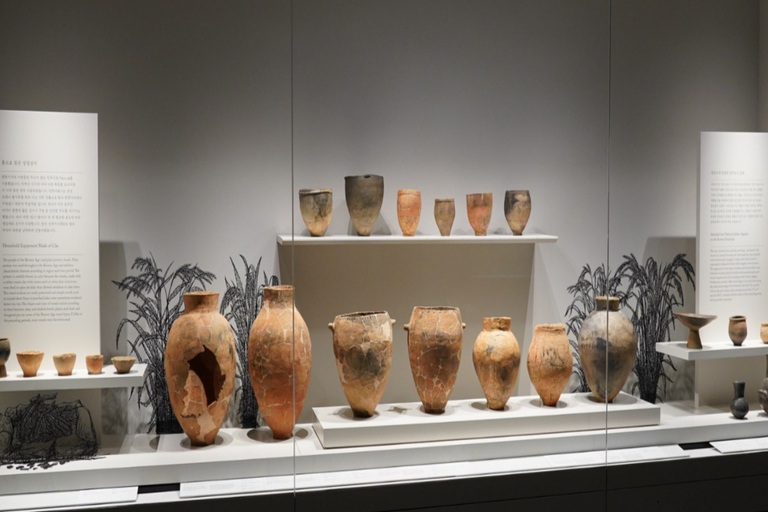 Seoul: National Museum & War Memorial Korea Small Group Tour English Guide