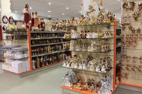 From Lisbon: Fatima, Obidos, Batalha and Nazaré Group Tour