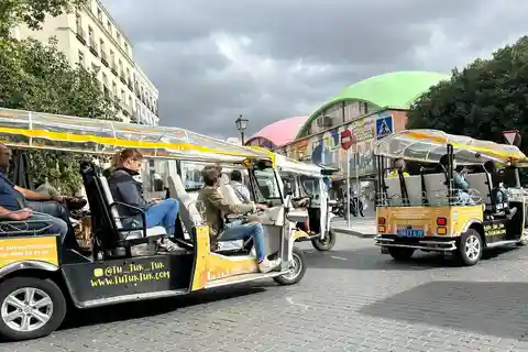 Madrid: Tour panoramico con guida privata in Tuk Tuk giallo