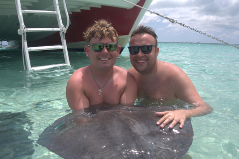 Grand Cayman: Catamaran Cruise with Stingray City & Snorkel