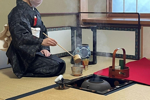 Ceremonia del té en un café con 120 años de historia