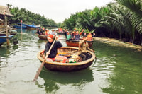 Ba Tran, Hoi una cesta en bote en bosque de coco de agua - Housity
