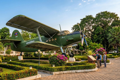 Vientiane: Guided City Tour with Public Transit