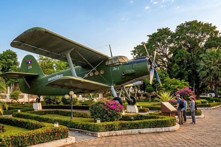 Vientiane: Guided City Tour with Public Transit