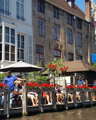 Brugge Bélgica, casa colorida na cidade velha de Brugge, jovem mulher livre  na cidade pelo velho