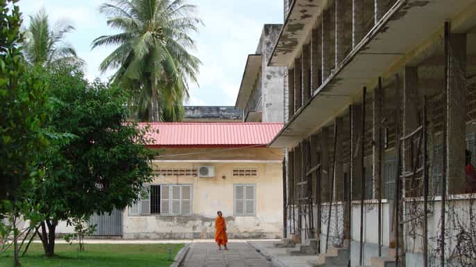 phnom penhs past small group tour