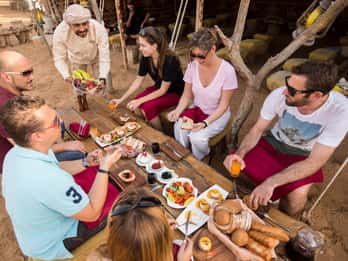 Ab Dubai: Ballonflug am Morgen mit Frühstück und Falken-Foto Ab Dubai: Ballonflug am Morgen mit Frühstück und Falken-Foto