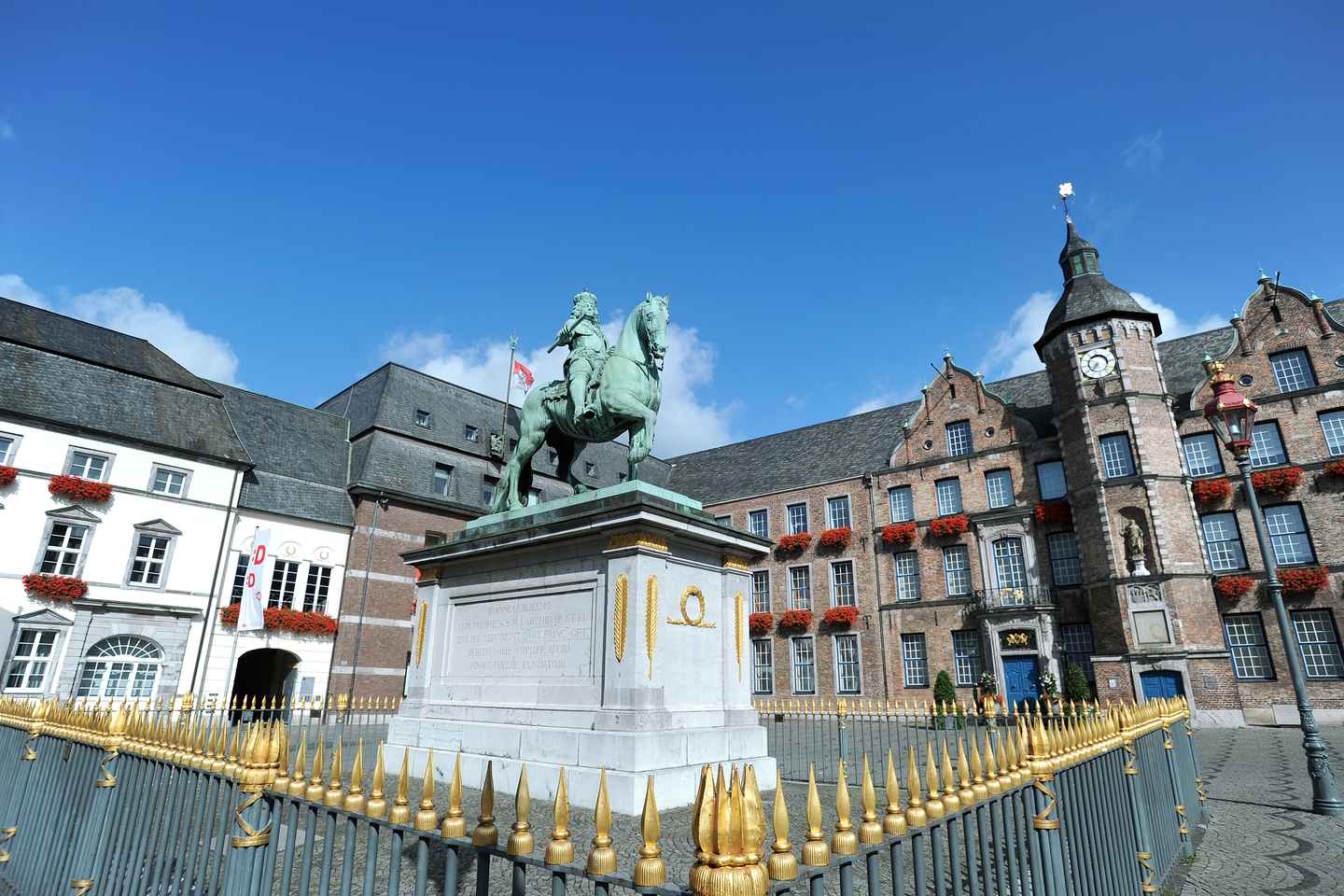 Dsseldorf: Altstadt Guided Tour - Private Tour in English