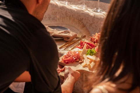 Prywatna degustacja wina z widokiem na Sagrada Familia i posiłkiem tapas