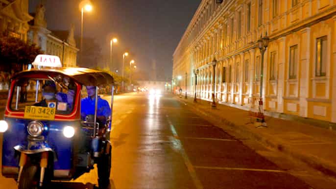 bangkok midnight food tour by tuktuk
