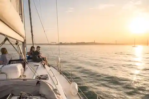 Lissabon: Privé boottocht bij zonsondergang op de rivier de Taag met drankje