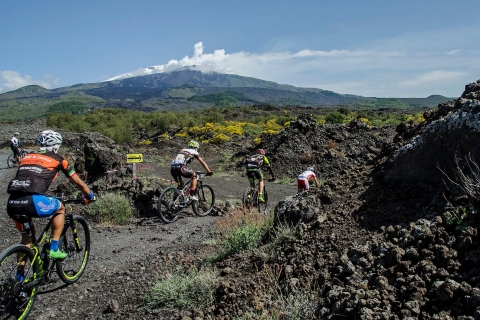 Etna: półdniowa wycieczka rowerowa na EtnęMt Etna Shared Mountain Bike Tour po włosku