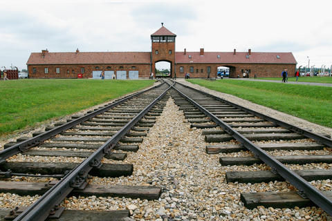 Da Cracovia: Tour di Auschwitz-Birkenau con trasporto di un giornoDal centro città: Tour con punto d'incontro e pranzo