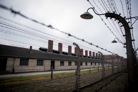 Da Cracovia: Tour di Auschwitz-Birkenau con trasporto di un giornoDal centro città: Tour con punto d'incontro e pranzo