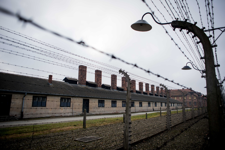 Da Cracovia: Tour di Auschwitz-Birkenau con trasporto di un giornoDal centro città: Tour con punto d'incontro e pranzo