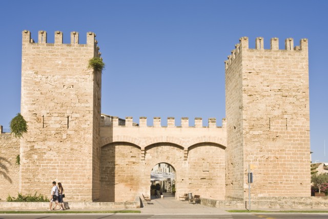 Visit Alcudia Old Town Private Tour in Pollensa