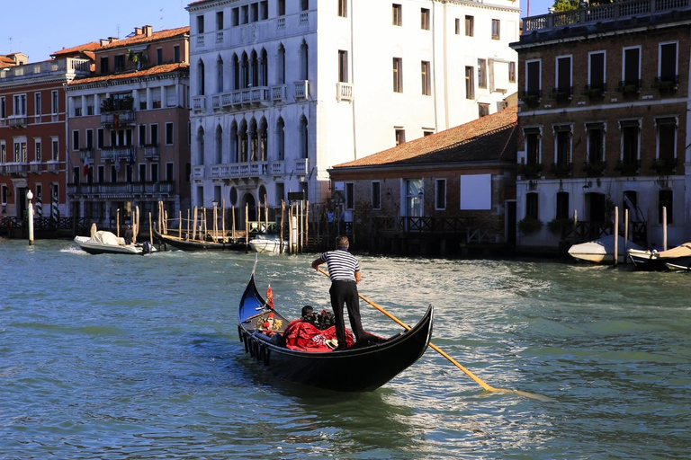 Wenecja: Wspólna gondola przez zapierający dech w piersiach Most WestchnieńWspólna gondola o zachodzie słońca przez zapierający dech w piersiach Most Westchnień