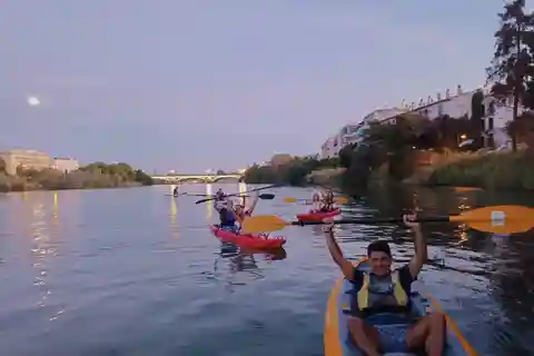 Caiaque noturno: Sevilha histórica, Triana e La Cartuja