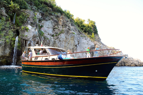 Tour en grupo reducido en barco por Sorrento y la Costa AmalfitanaTour en español