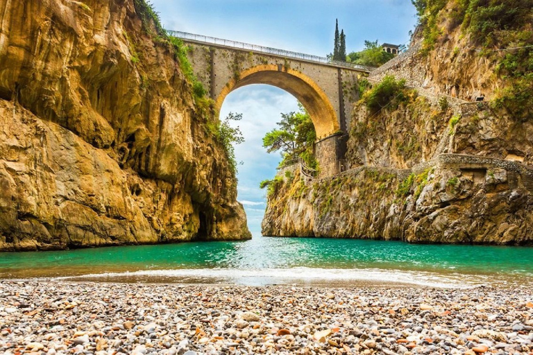 Tour per piccoli gruppi di Sorrento e della Costiera Amalfitana in barcaTour in spagnolo