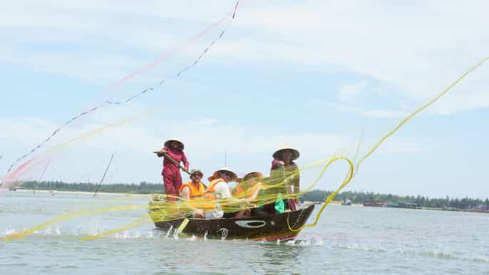 hoi an farming and fishing tour with bike and river cruise