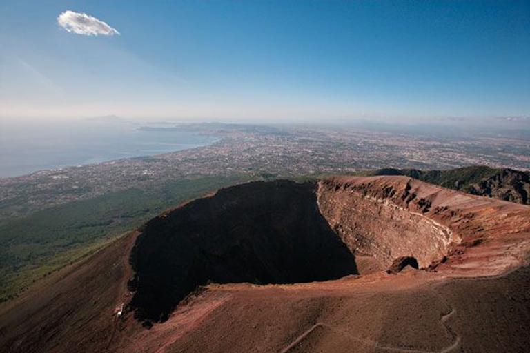 From Naples: Pompeii and Vesuvius Tour with LunchRegular Group Tour