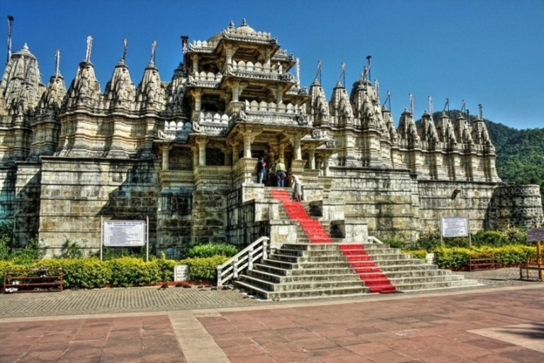 Transfer van Jodhpur naar Udaipur via de Jain-tempel in Ranakpur