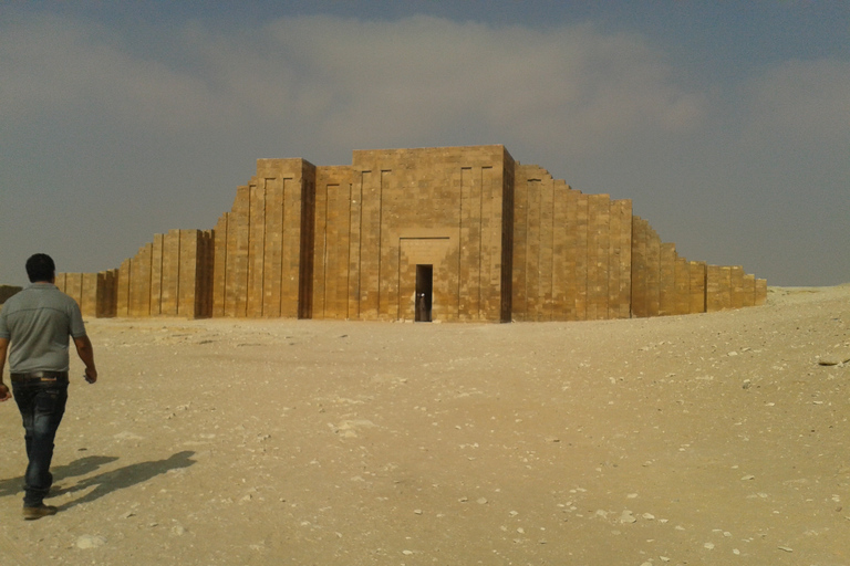 Desde El Cairo: Excursión a las Pirámides de Saqqara y MenfisVisita en grupo compartido