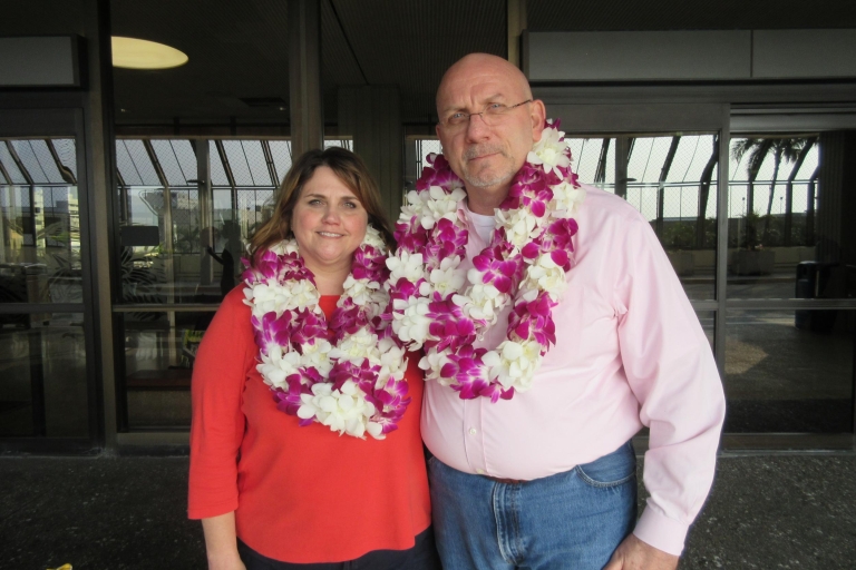 Maui: Traditioneller Lei-Empfang am Flughafen Kahului (OGG)Lichtnuss-Lei-Begrüßung