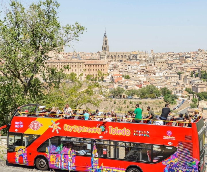 Toledo: Wycieczka autobusowa Hop-On Hop-Off, piesza wycieczka i Alcazar