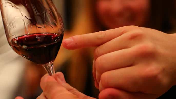 experiência parisiense de degustação de vinhos de luxo