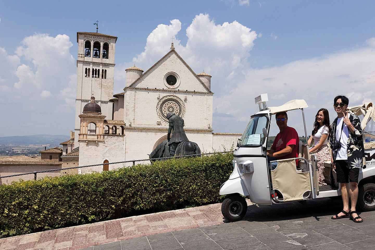 explore assisi's famous monuments aboard a vintage tuk-tuk