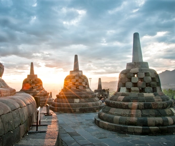 Excursão de 1 dia ao nascer do sol em Borobudur, ao vulcão Merapi e a Prambanan