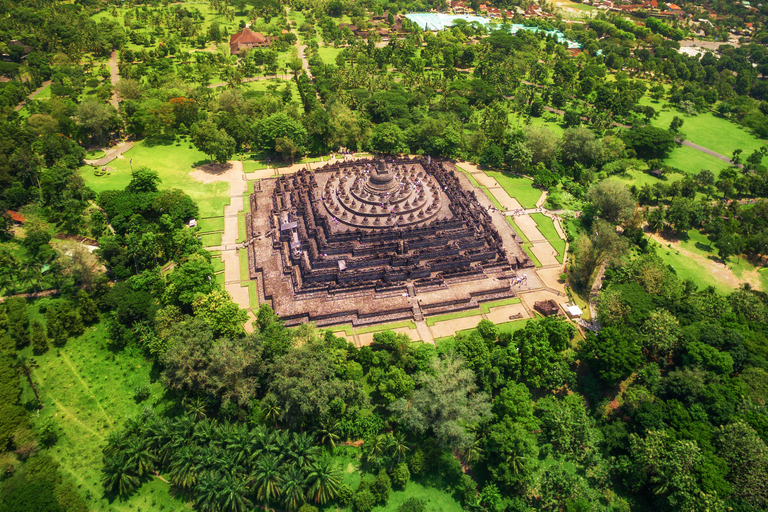 Da Yogyakarta: tour di mezza giornata all&#039;alba di Borobudur con ritiroYogyakarta: tour all&#039;alba della collina di Setumbu e al tempio di Borobudur