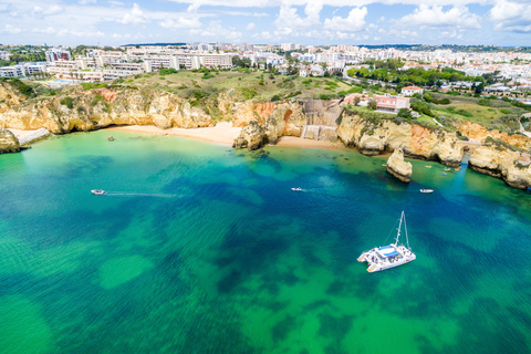 Desde Lagos: crucero de 3 horas por el Algarve en catamarán