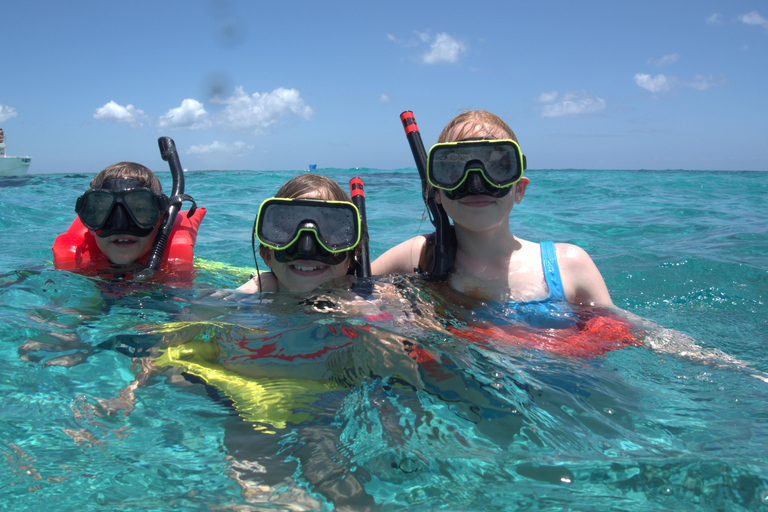 Grand Cayman: Catamaran Cruise with Stingray City & Snorkel