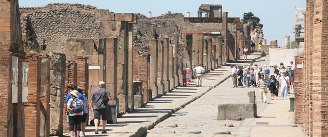 From Rome: Pompeii and Naples with Lunch, full Day Tour