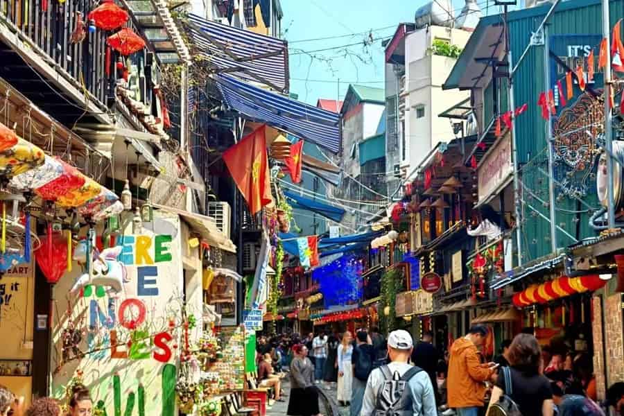 Hanoi Train Street: Filmszenen werden Wirklichkeit. Foto: GetYourGuide Hanoi Train Street: Filmszenen werden Wirklichkeit. Foto: GetYourGuide