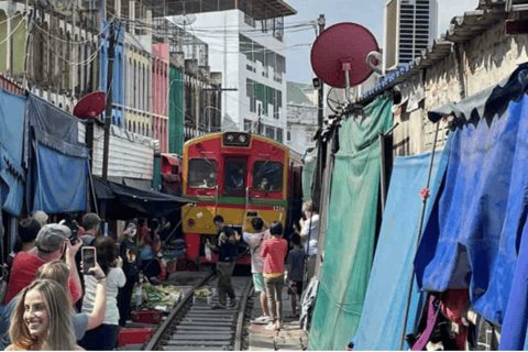 Bangkok: Floating and Railway market with Portuguese guide