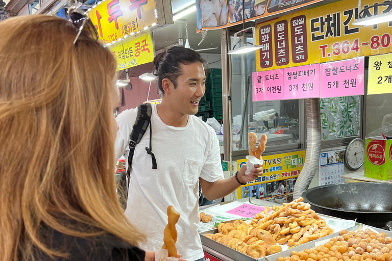 Caminhada noturna na fortaleza e lanche em um mercado local