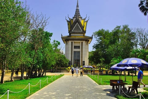 Phnom Penh: Killing Field & Village Car or Mini Van Tour